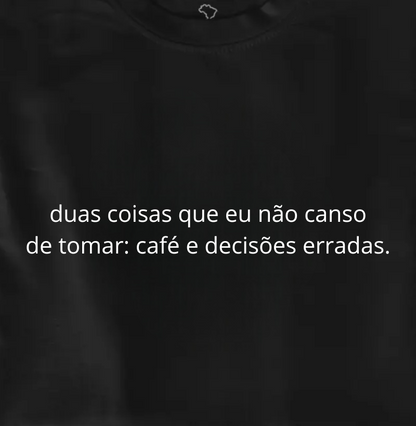 café e decisões erradas.