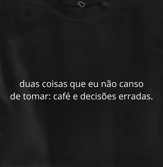 café e decisões erradas.